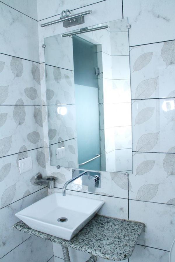 Dreamz Suites Ню Делхи Екстериор снимка